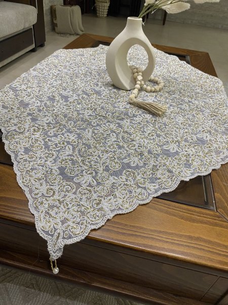 طقم 4 قطع خرز  شرشف طاولة وسط و 2 سكملة ورانر متر