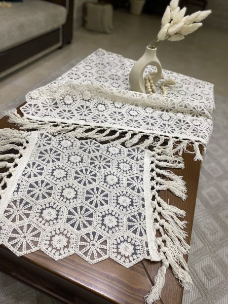 طقم طاولة وسط مربعة و4 سكملات مكرمية